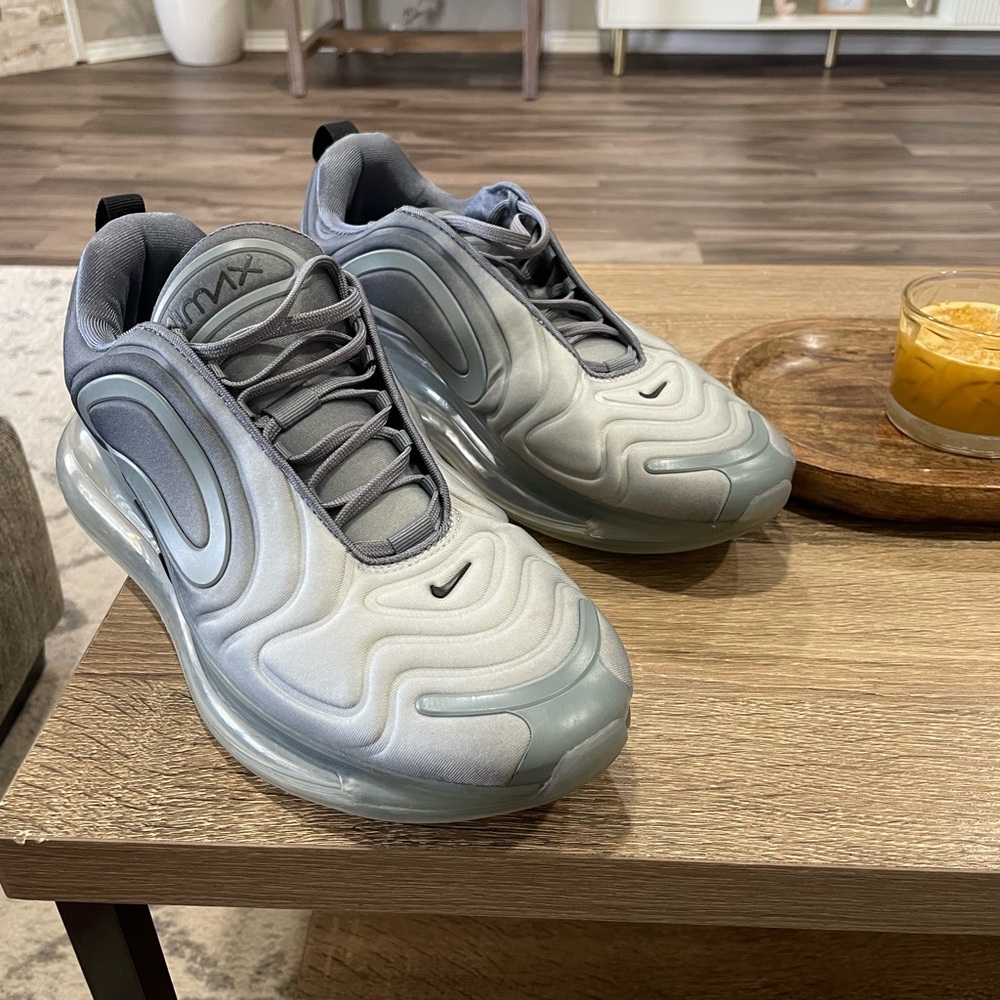 Nike Men's Silver and Gray Athletic Sneakers